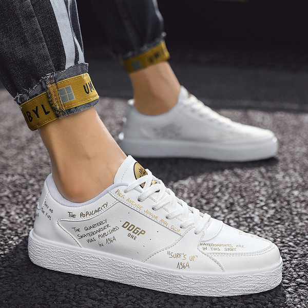 Alkalmi férfi sportcipő lapos talppal, fehér és fekete színben, felirattal