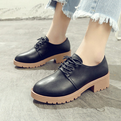 Καθημερινά κομψά γυναικεία παπούτσια με δίχρωμους δεσμούς