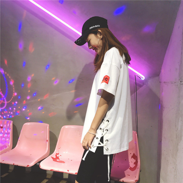 Μοντέρνογυναικείο μπλουζάκι μεκορδόνια  στη πλάι σε δύο χρώματα