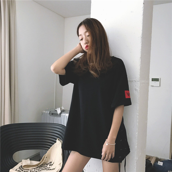 Μοντέρνογυναικείο μπλουζάκι μεκορδόνια  στη πλάι σε δύο χρώματα