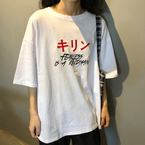 Γυναικείο μπλουζάκι σε λευκό και μαύρο χρώμα με επιγραφές