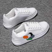 Fehér színű férfi tornacipő rátéttel, lapos talppal