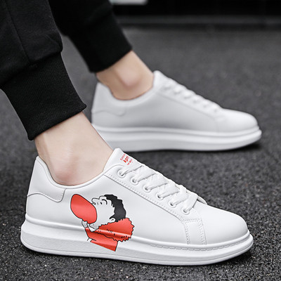 Fehér színű férfi tornacipő rátéttel, lapos talppal