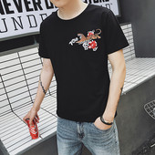 Modern férfi póló fekete-fehér hímzéssel