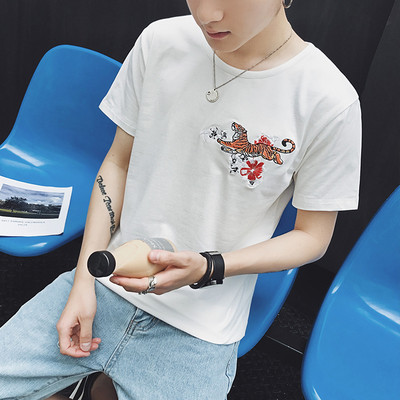 Modern férfi póló fekete-fehér hímzéssel