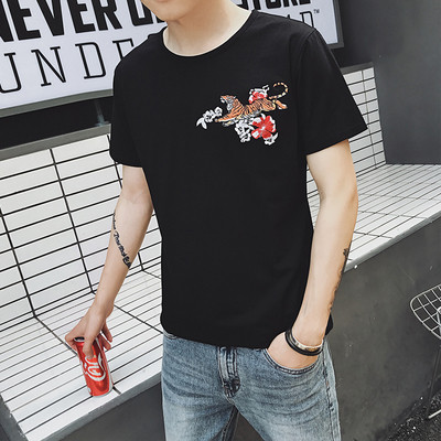 Modern férfi póló fekete-fehér hímzéssel