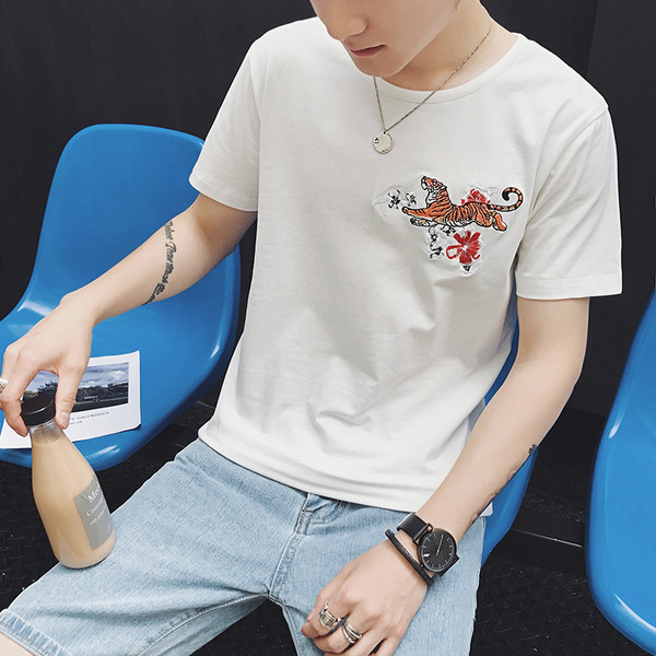 Modern férfi póló fekete-fehér hímzéssel