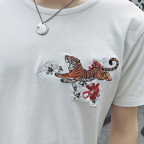 Modern férfi póló fekete-fehér hímzéssel