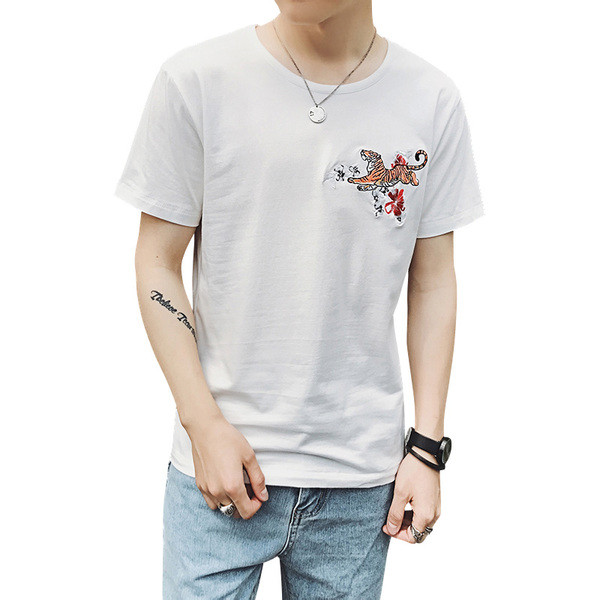 Modern férfi póló fekete-fehér hímzéssel