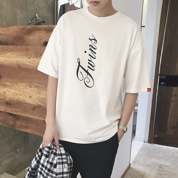 Ανδρικό μπλουζάκι σε φαρδιά σχέδια με 3/4 μανίκια και επιγραφή σε τρία χρώματα