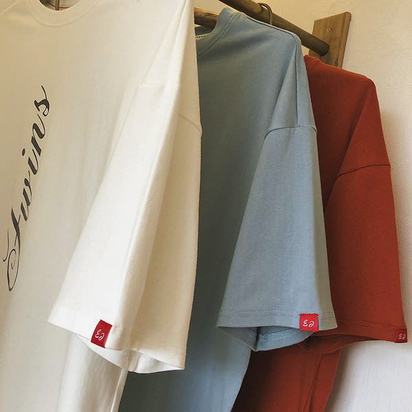 Ανδρικό μπλουζάκι σε φαρδιά σχέδια με 3/4 μανίκια και επιγραφή σε τρία χρώματα