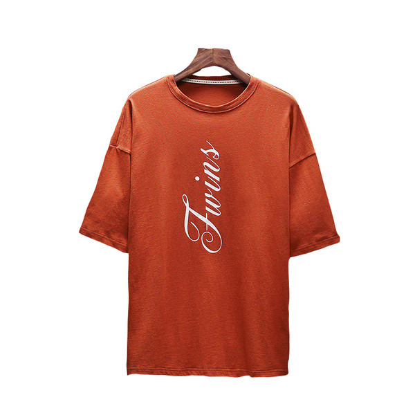 Ανδρικό μπλουζάκι σε φαρδιά σχέδια με 3/4 μανίκια και επιγραφή σε τρία χρώματα