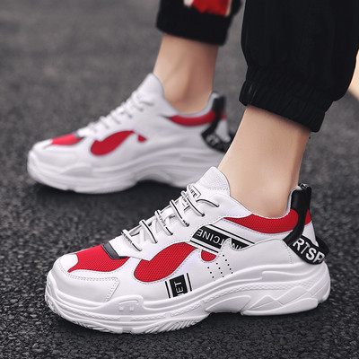 Μοντέρνα αθλητικά πάνινα παπούτσια με επιγραφές σε τρία χρώματα