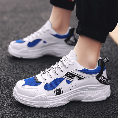 Μοντέρνα αθλητικά πάνινα παπούτσια με επιγραφές σε τρία χρώματα