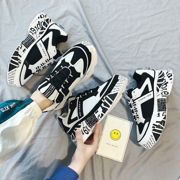 Modern férfi tornacipő magas talppal, fehér és fekete színben, feliratokkal