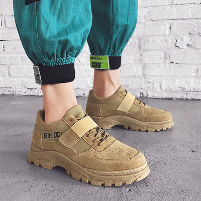 Modern férfi tornacipő fűzővel és matricákkal