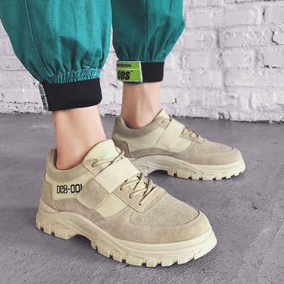 Modern férfi tornacipő fűzővel és matricákkal