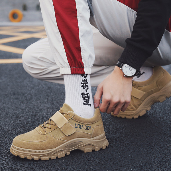 Modern férfi tornacipő fűzővel és matricákkal