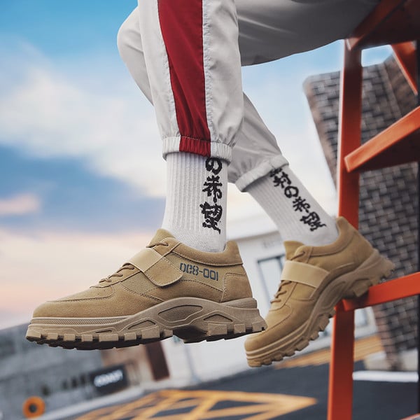 Modern férfi tornacipő fűzővel és matricákkal