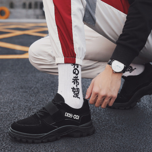 Modern férfi tornacipő fűzővel és matricákkal