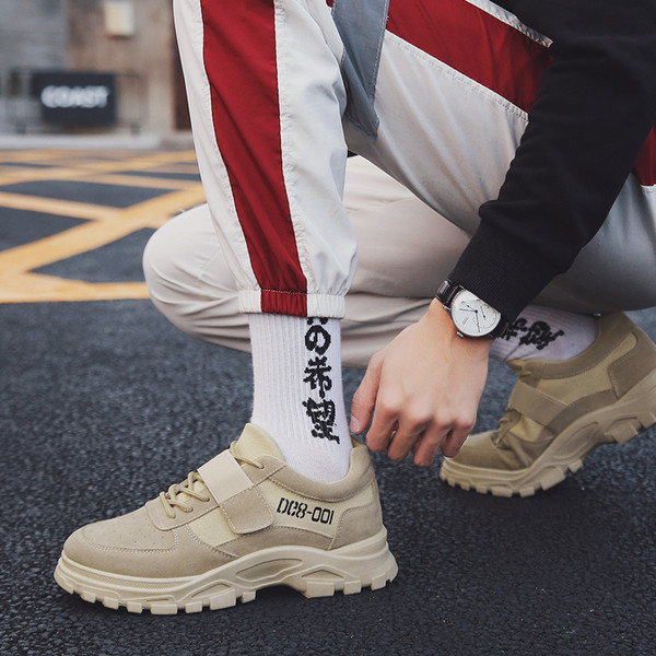 Modern férfi tornacipő fűzővel és matricákkal