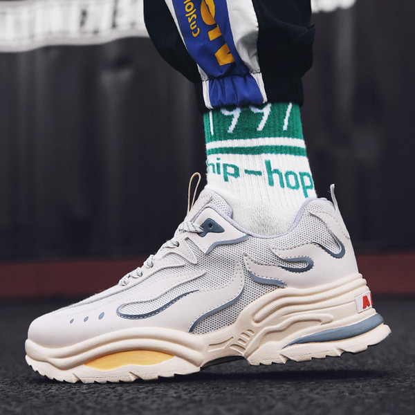 Modern férfi cipő három színben, magas talppal