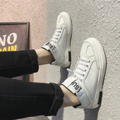 Alkalmi férfi tornacipő fűzővel és felirattal három színben