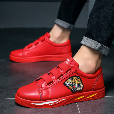 Új férfi tornacipő hímzéssel és gumival piros és fekete színben