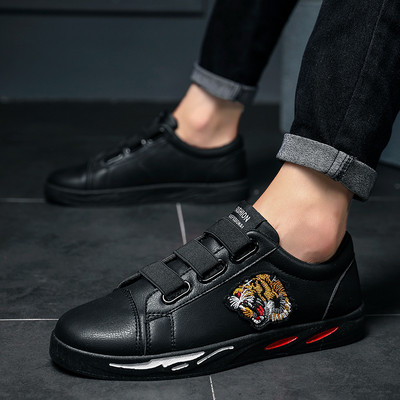 Új férfi tornacipő hímzéssel és gumival piros és fekete színben