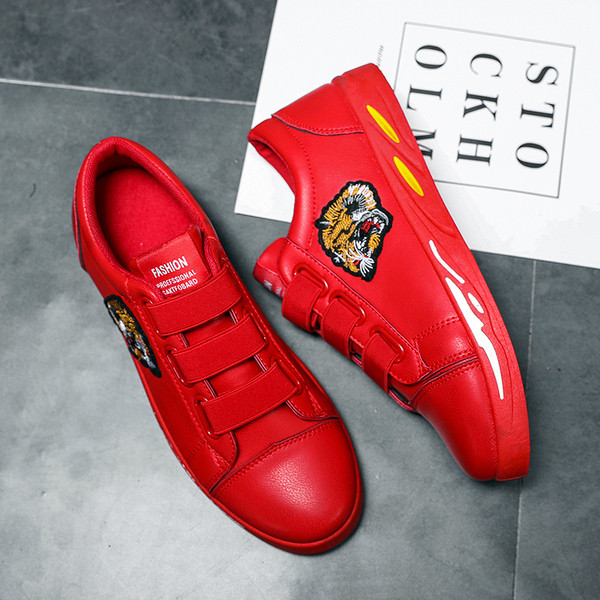 Új férfi tornacipő hímzéssel és gumival piros és fekete színben