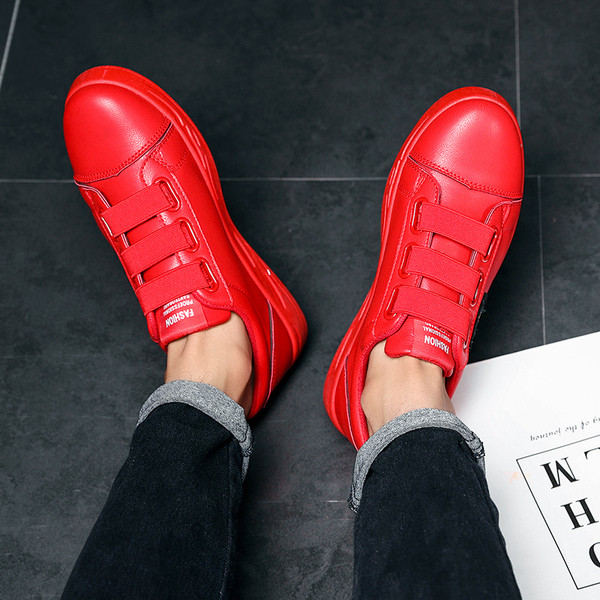 Új férfi tornacipő hímzéssel és gumival piros és fekete színben