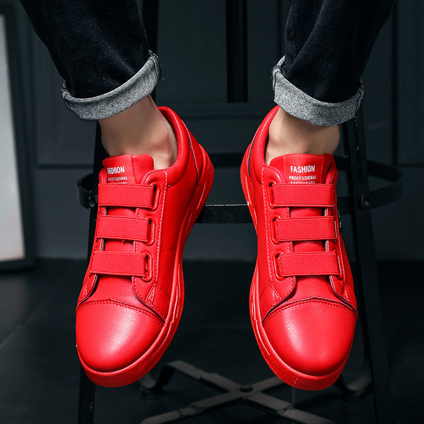 Új férfi tornacipő hímzéssel és gumival piros és fekete színben