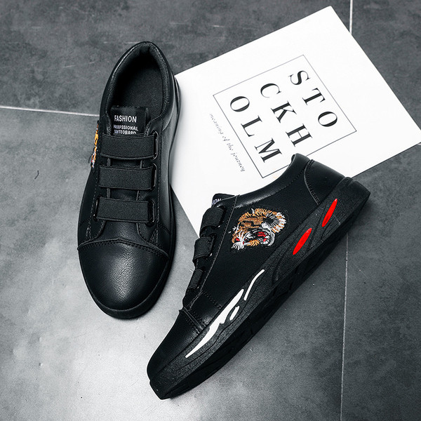 Új férfi tornacipő hímzéssel és gumival piros és fekete színben