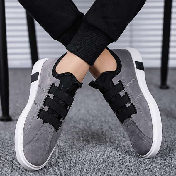 Új férfi cipő fekete és szürke színben, gumival