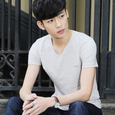 Μοντέρνο ανδρικό μπλουζάκι με κολάρο σε σχήμα V σε τρία χρώματα