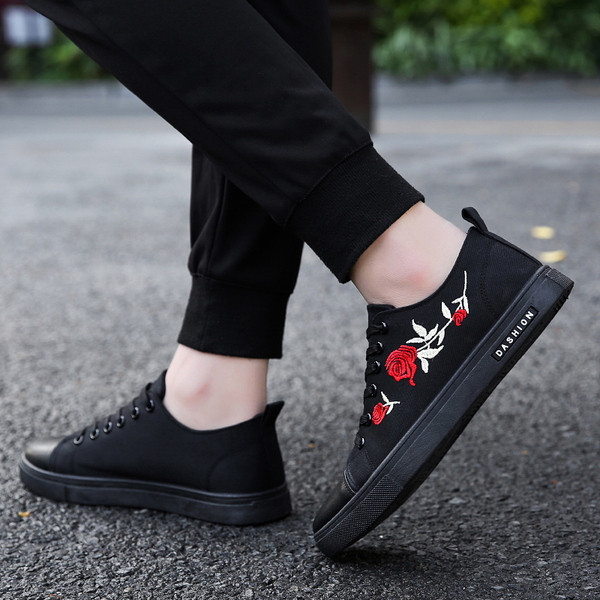 Adidasi pentru barbati cu sireturi si broderii in negru, rosu si alb