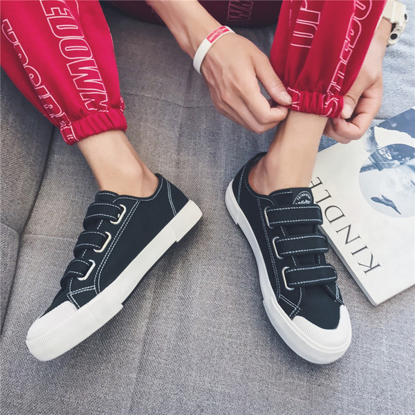 Férfi tornacipő folttal, lapos talppal, három színben