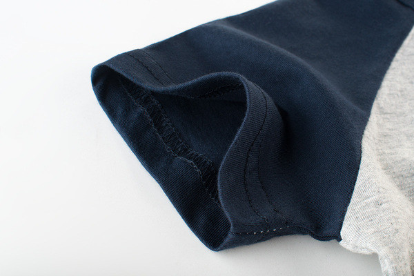 Παιδική κοντομάνικη μπλούζα και επιγραφές για αγόρια