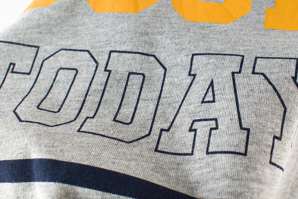 Παιδική κοντομάνικη μπλούζα και επιγραφές για αγόρια