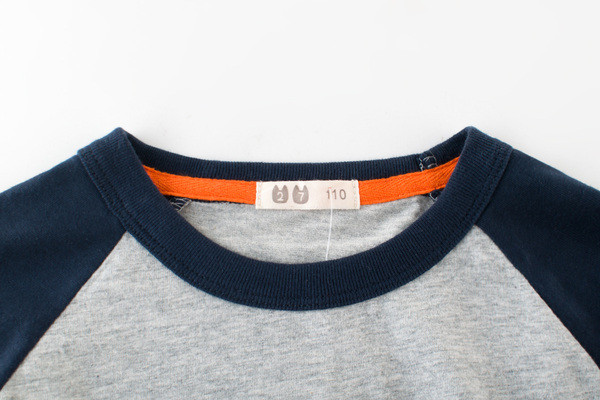 Παιδική κοντομάνικη μπλούζα και επιγραφές για αγόρια