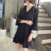 Rövid ruha terhes nőknek 3/4 ujjal és V-nyakkal