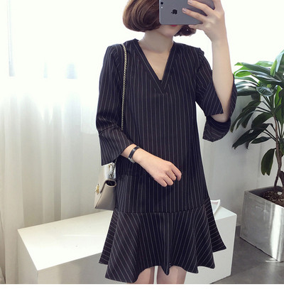 Rövid ruha terhes nőknek 3/4 ujjal és V-nyakkal