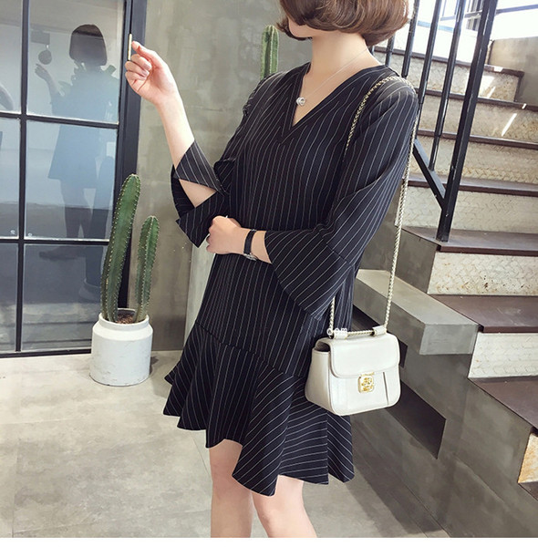 Rövid ruha terhes nőknek 3/4 ujjal és V-nyakkal