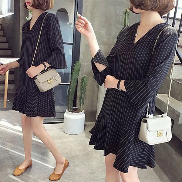 Rövid ruha terhes nőknek 3/4 ujjal és V-nyakkal