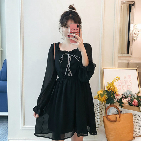 Alkalmi ruha terhes nőknek fekete nyakkendővel