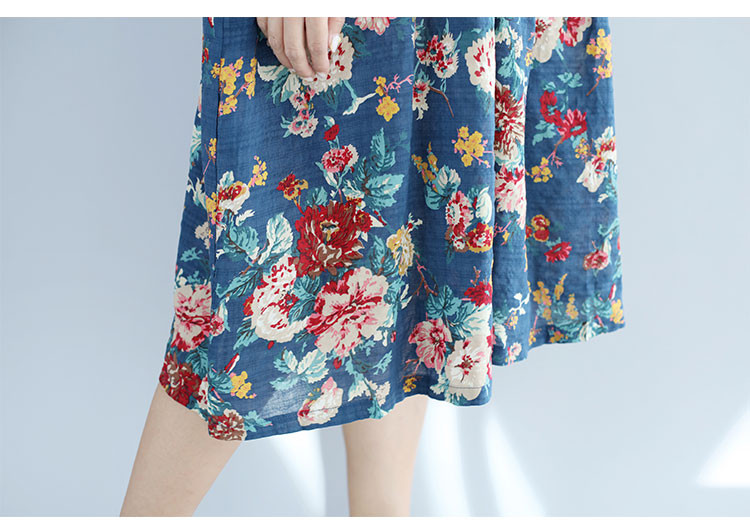 MAXI méretű női ruha kék színben, virágmintával