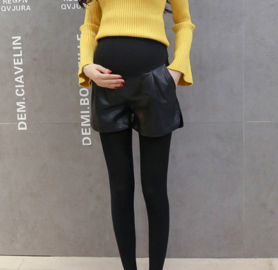 Divatos, öko bőrből készült rövidnadrág kismamáknak fekete színben