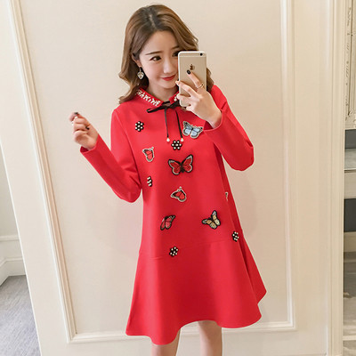 Modern ruha terhes nőknek piros színben, 3D elemekkel és gyöngyökkel