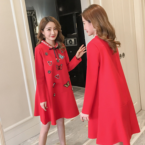 Modern ruha terhes nőknek piros színben, 3D elemekkel és gyöngyökkel