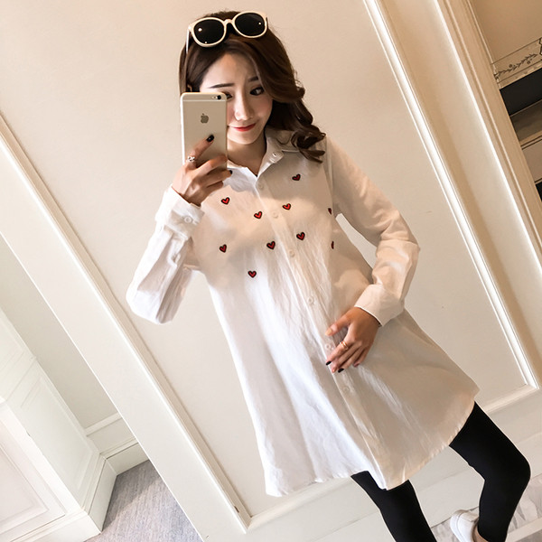 Модерна риза за бременни жени с бродерия в бял цвят